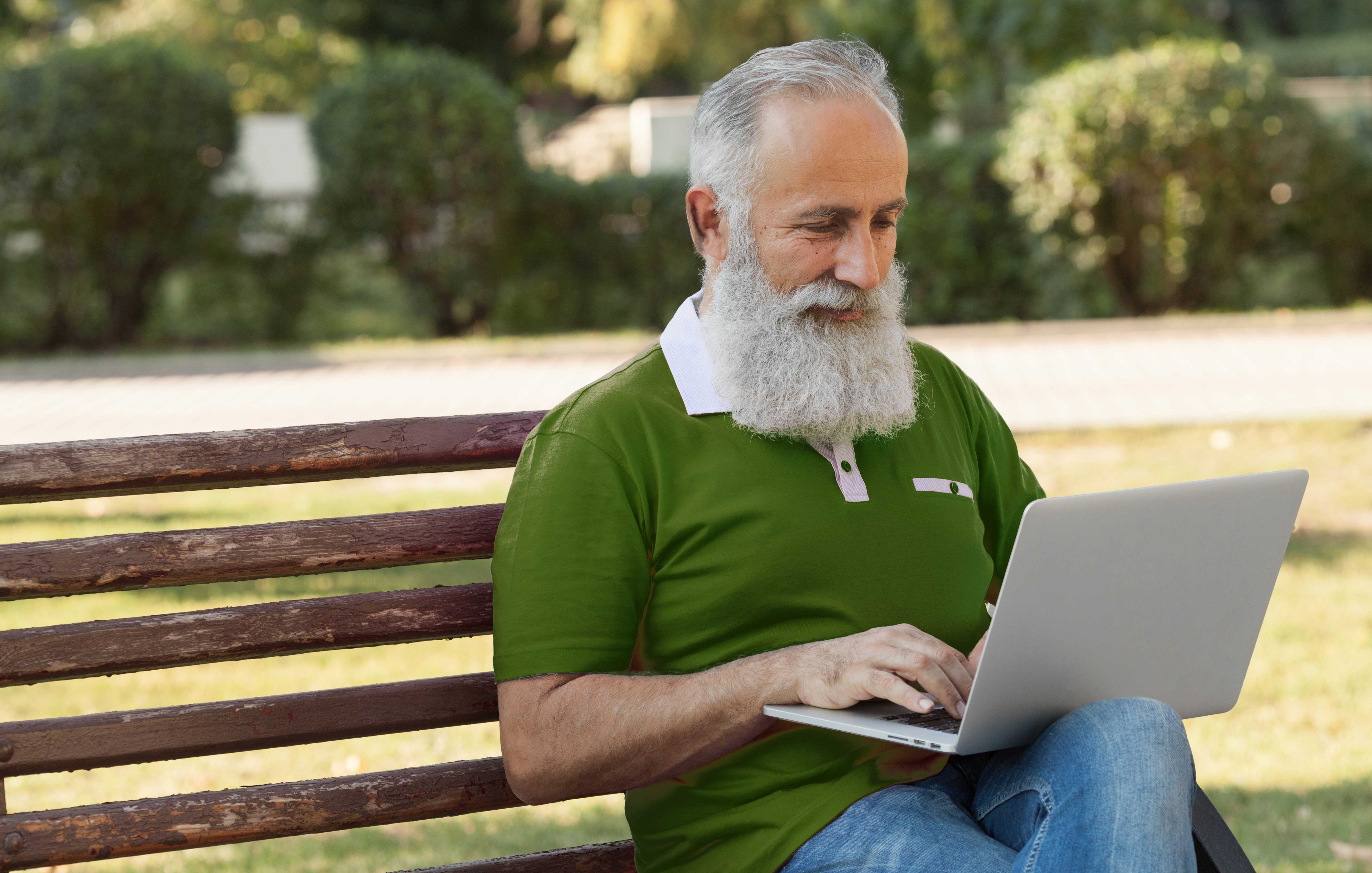 Eine Frau mit einem Kind an der Hand laufen über eine Brücke über einen Bach, umgeben von grünen  Wiesen.