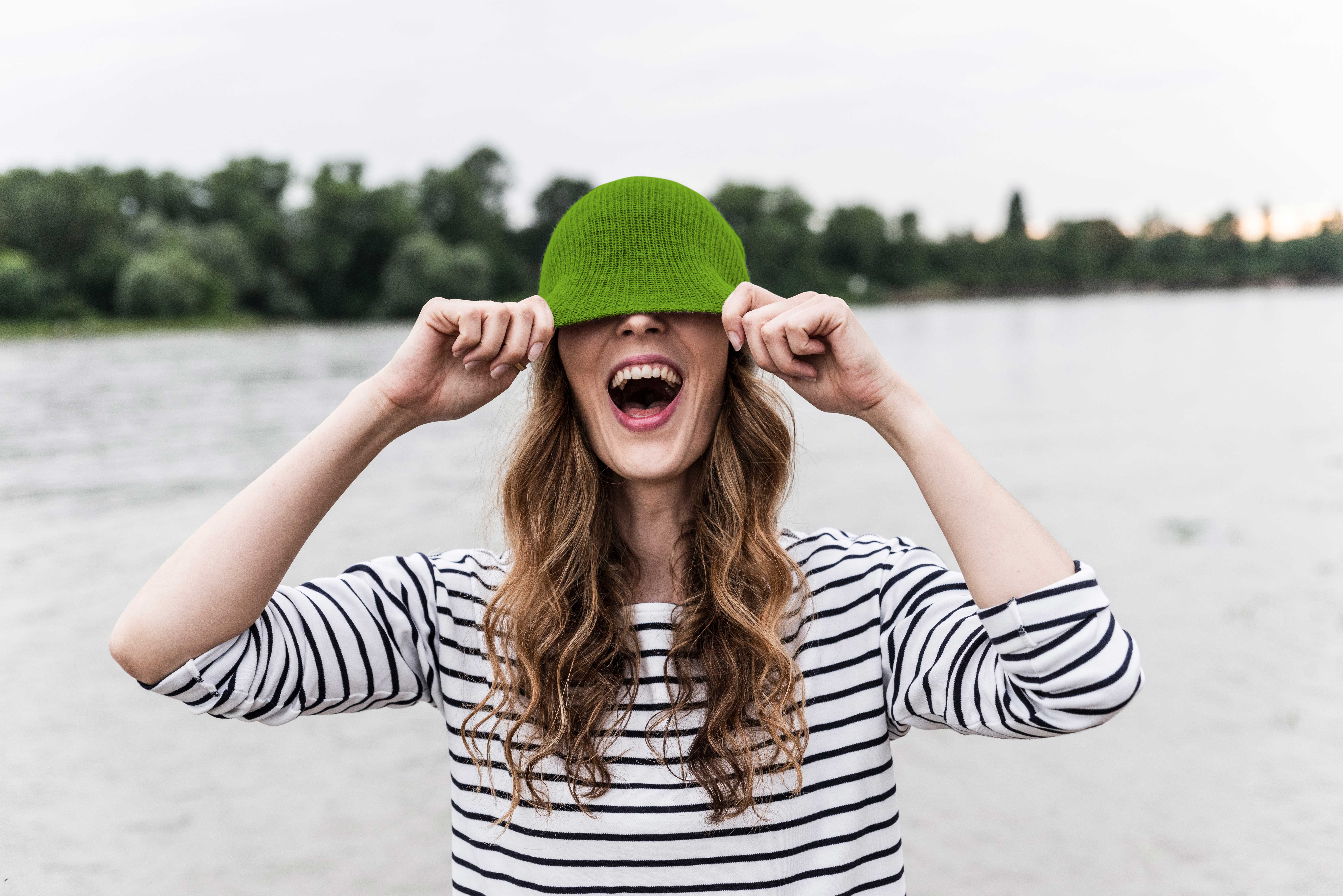 Eine Straße voller bunter Häuser und mit einer Kirche.