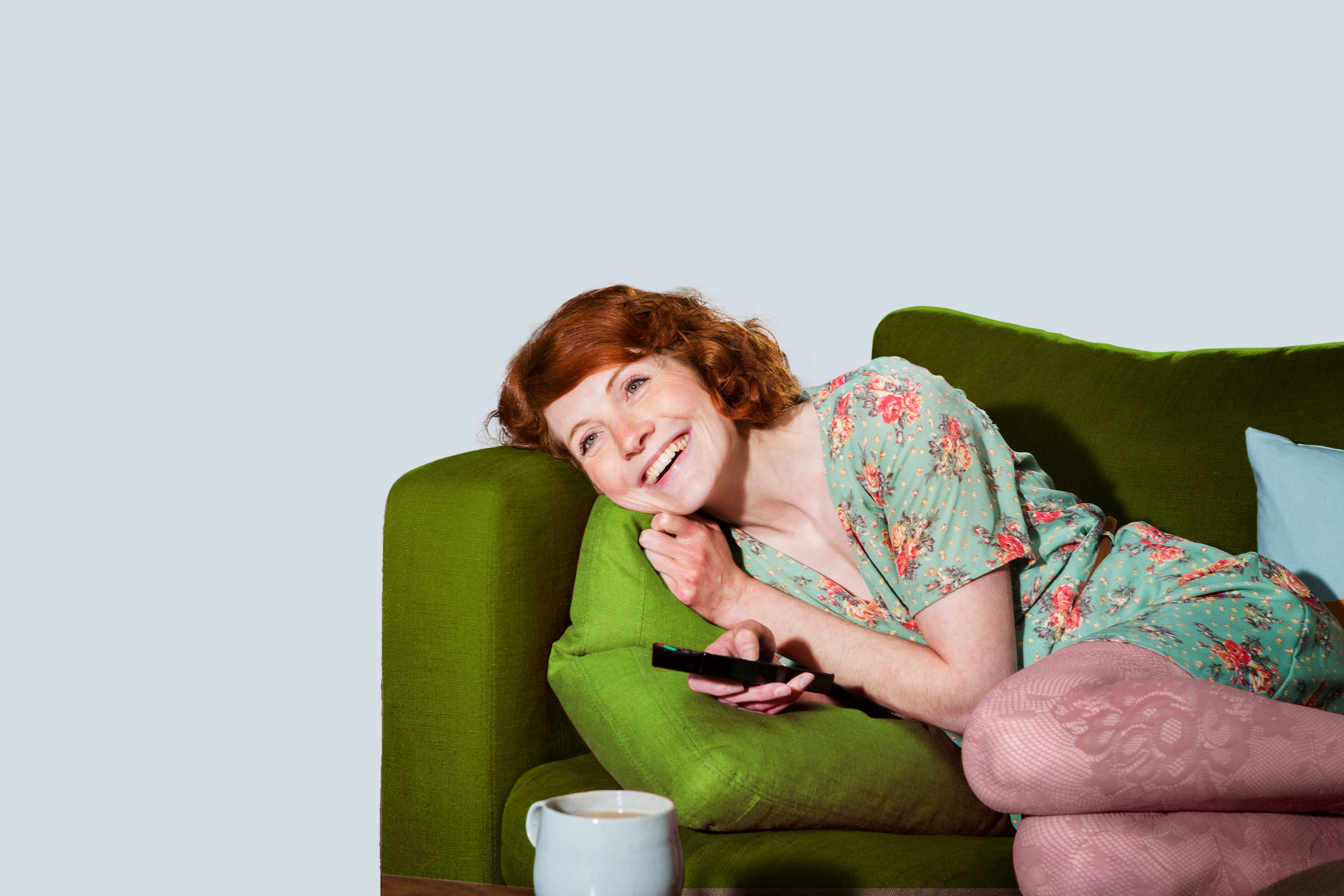 Eine Straße voller bunter Häuser und mit einer Kirche.