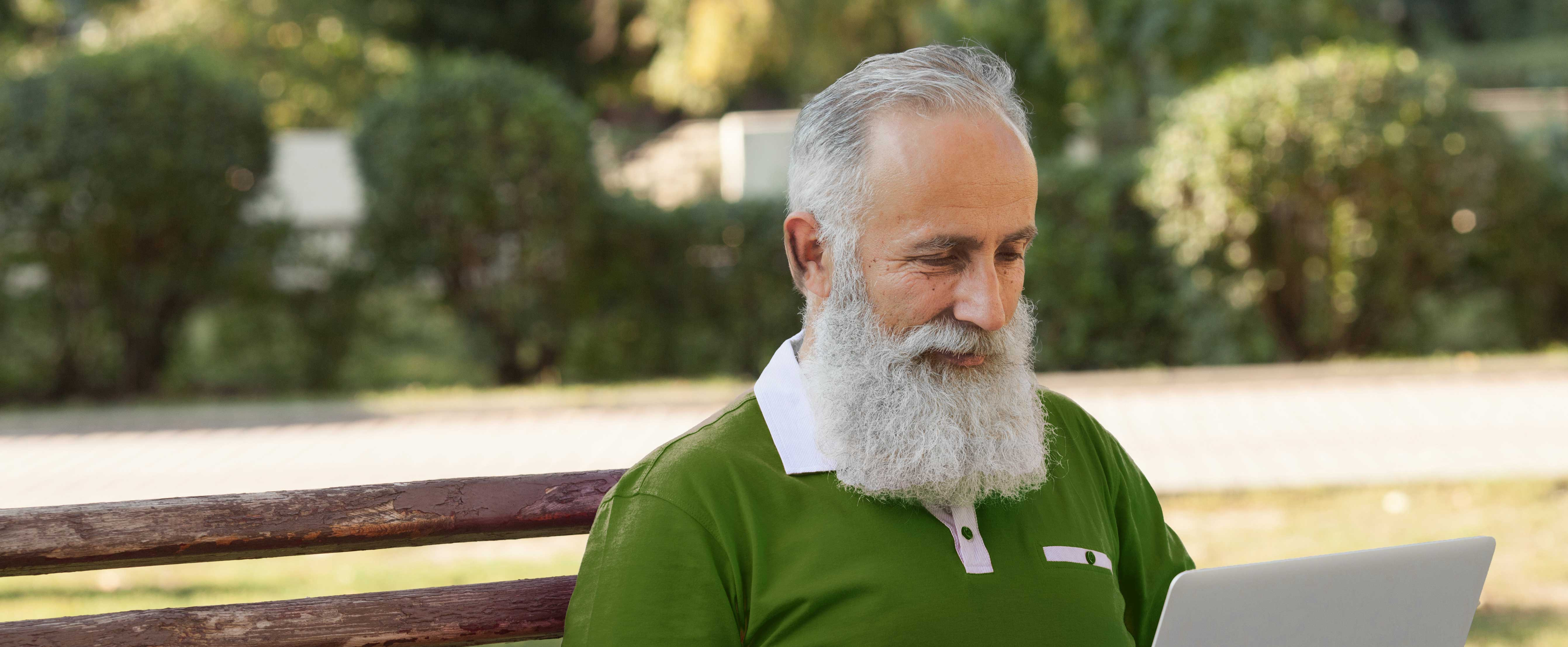 Eine Frau mit einem Kind an der Hand laufen über eine Brücke über einen Bach, umgeben von grünen  Wiesen.